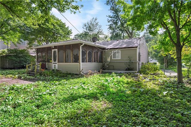 7435 Reeds Lane, Overland Park, KS 66204