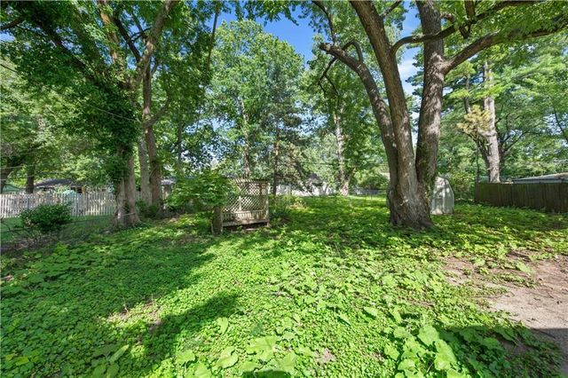 7435 Reeds Lane, Overland Park, KS 66204
