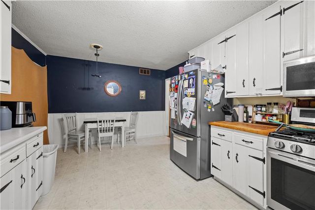 7435 Reeds Lane, Overland Park, KS 66204