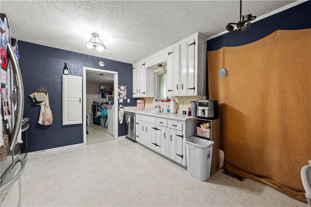 7435 Reeds Lane, Overland Park, KS 66204