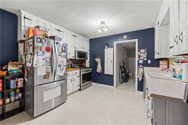 7435 Reeds Lane, Overland Park, KS 66204