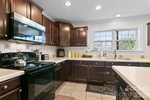 28 Chapel Park Road, Asheville, NC 28803