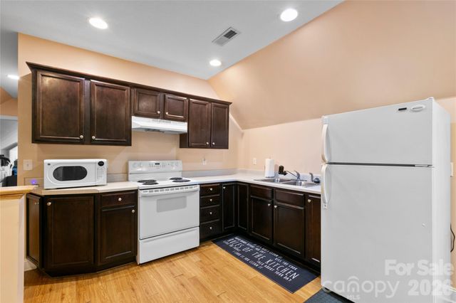 28 Chapel Park Road, Asheville, NC 28803