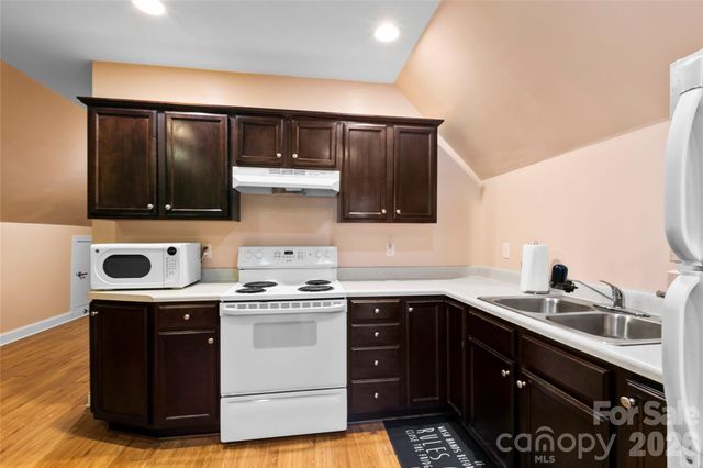 28 Chapel Park Road, Asheville, NC 28803