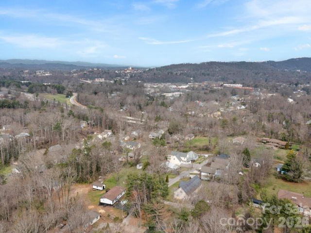 28 Chapel Park Road, Asheville, NC 28803