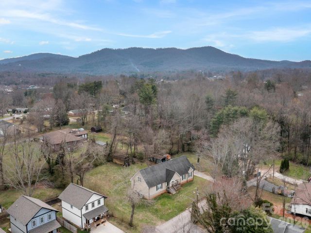28 Chapel Park Road, Asheville, NC 28803