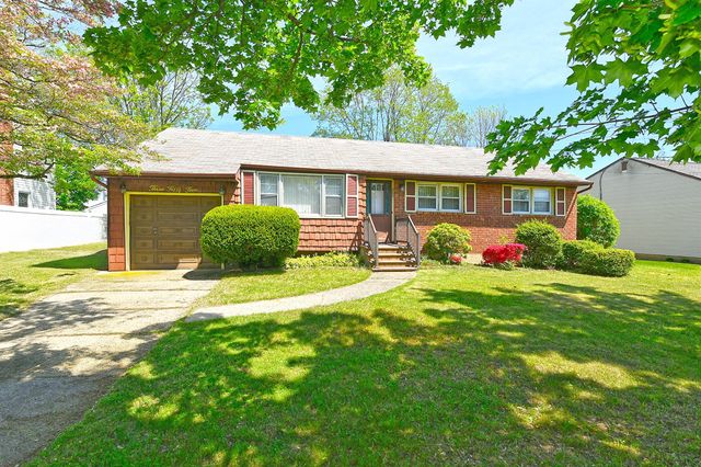 355 N Iowa Avenue, Massapequa, NY 11758
