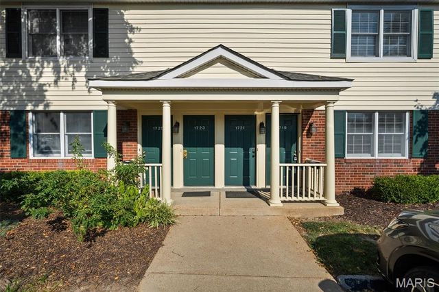 1719 Canary Cove, Brentwood, MO 63144