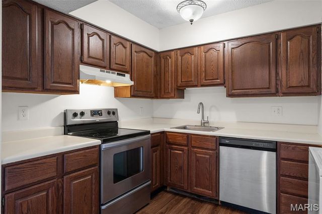 1719 Canary Cove, Brentwood, MO 63144