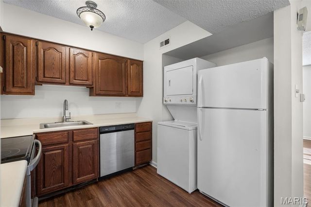 1719 Canary Cove, Brentwood, MO 63144