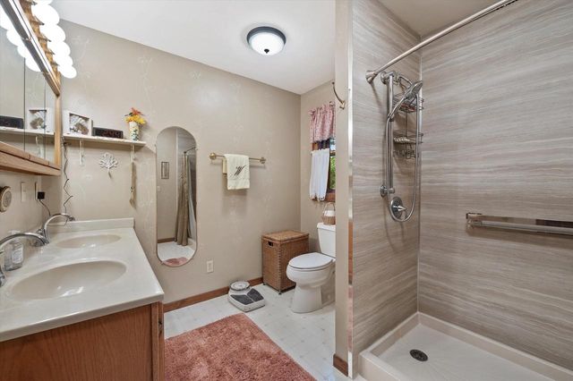 S86W30445 Stonegate DRIVE, Mukwonago, WI 53149