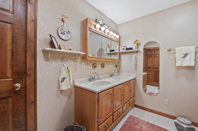 S86W30445 Stonegate DRIVE, Mukwonago, WI 53149
