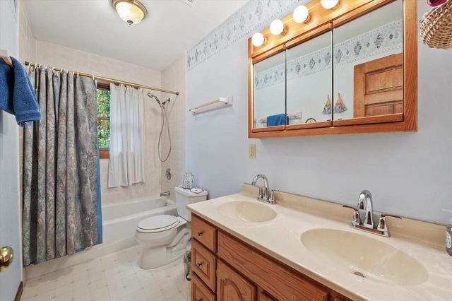 S86W30445 Stonegate DRIVE, Mukwonago, WI 53149