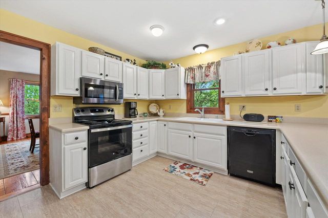 S86W30445 Stonegate DRIVE, Mukwonago, WI 53149