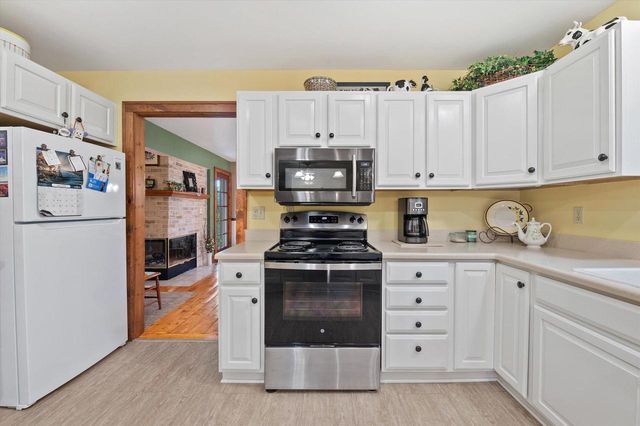 S86W30445 Stonegate DRIVE, Mukwonago, WI 53149