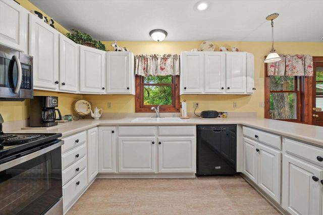 S86W30445 Stonegate DRIVE, Mukwonago, WI 53149