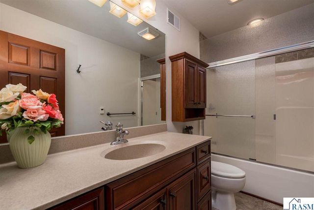 116 Rosewood Drive, Mankato, MN 56001