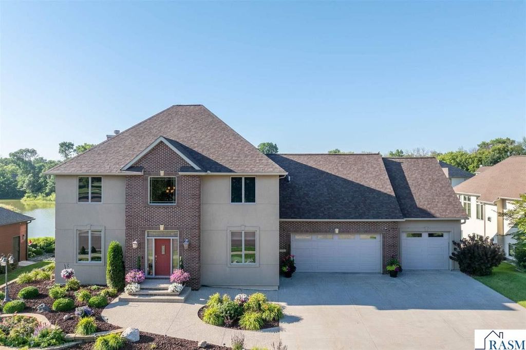 116 Rosewood Drive, Mankato, MN 56001