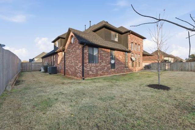 912 Preston Park Drive, Yukon, OK 73099