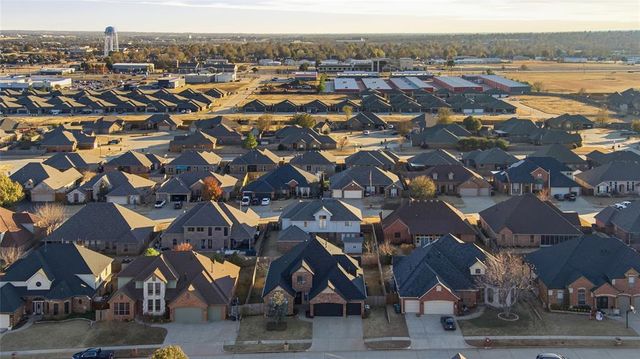 912 Preston Park Drive, Yukon, OK 73099