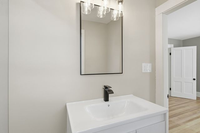 81 Chestnut St, West Springfield, MA 01089