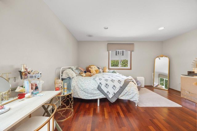 1118 Pilgrim PARKWAY, Elm Grove, WI 53122