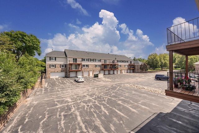 1118 Pilgrim PARKWAY, Elm Grove, WI 53122