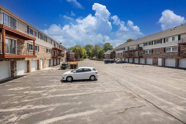1118 Pilgrim PARKWAY, Elm Grove, WI 53122