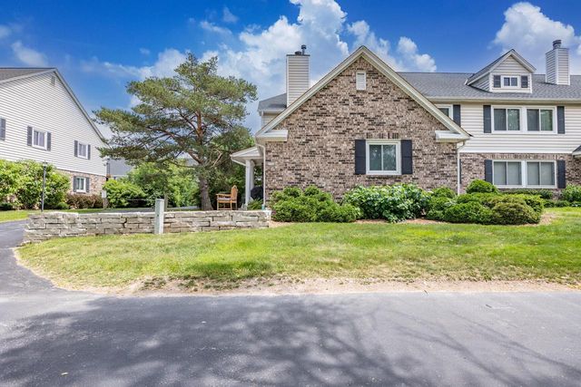 1118 Pilgrim PARKWAY, Elm Grove, WI 53122