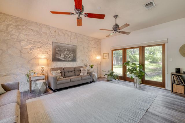 202 RIDGEWOOD DR, Georgetown, TX 78628