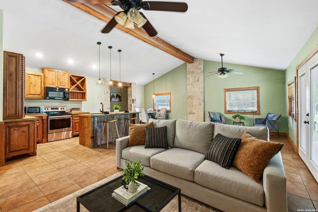 340 Rio Oak, Pipe Creek, TX 78063