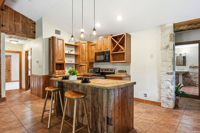 340 Rio Oak, Pipe Creek, TX 78063