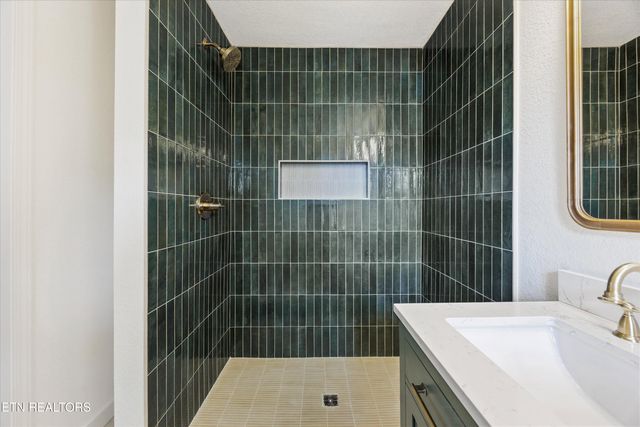 100 Pearl Rd, Oak Ridge, TN 37830