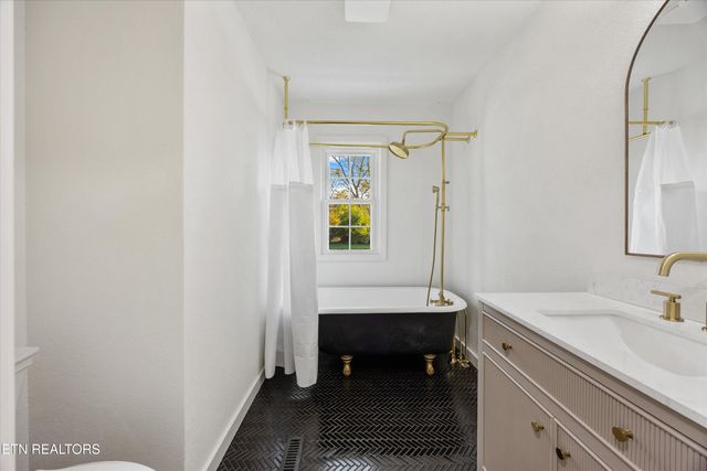 100 Pearl Rd, Oak Ridge, TN 37830