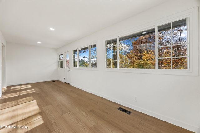 100 Pearl Rd, Oak Ridge, TN 37830