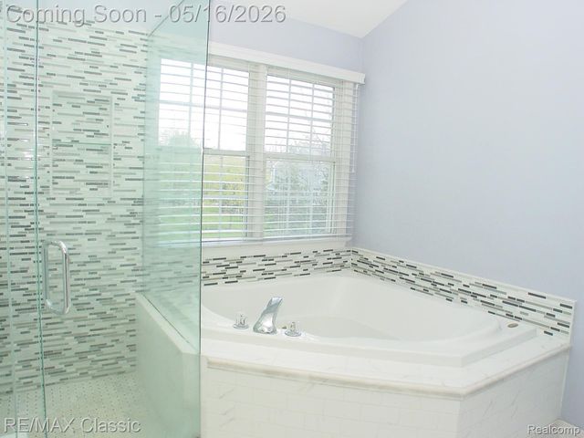 26426 Island Lake Drive 24, Novi, MI 48374