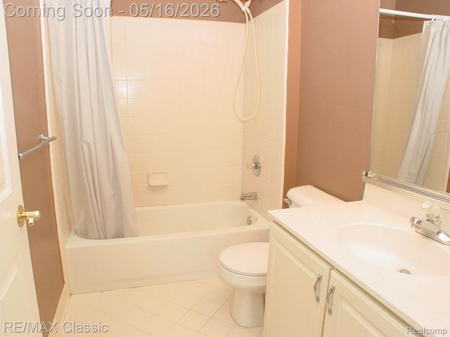 26426 Island Lake Drive 24, Novi, MI 48374