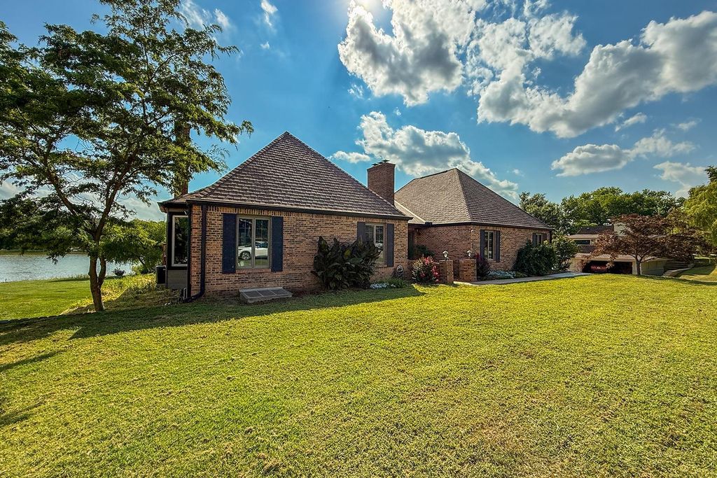 14 N Lakeview Dr, Goddard, KS 67052