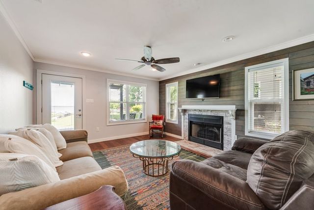 1016 Shoreline Drive, West Tawakoni, TX 75474