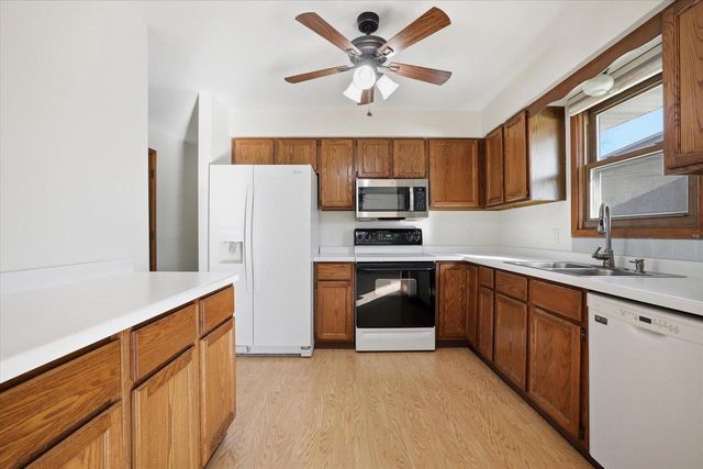 2190 North Shore DRIVE, East Troy, WI 53120