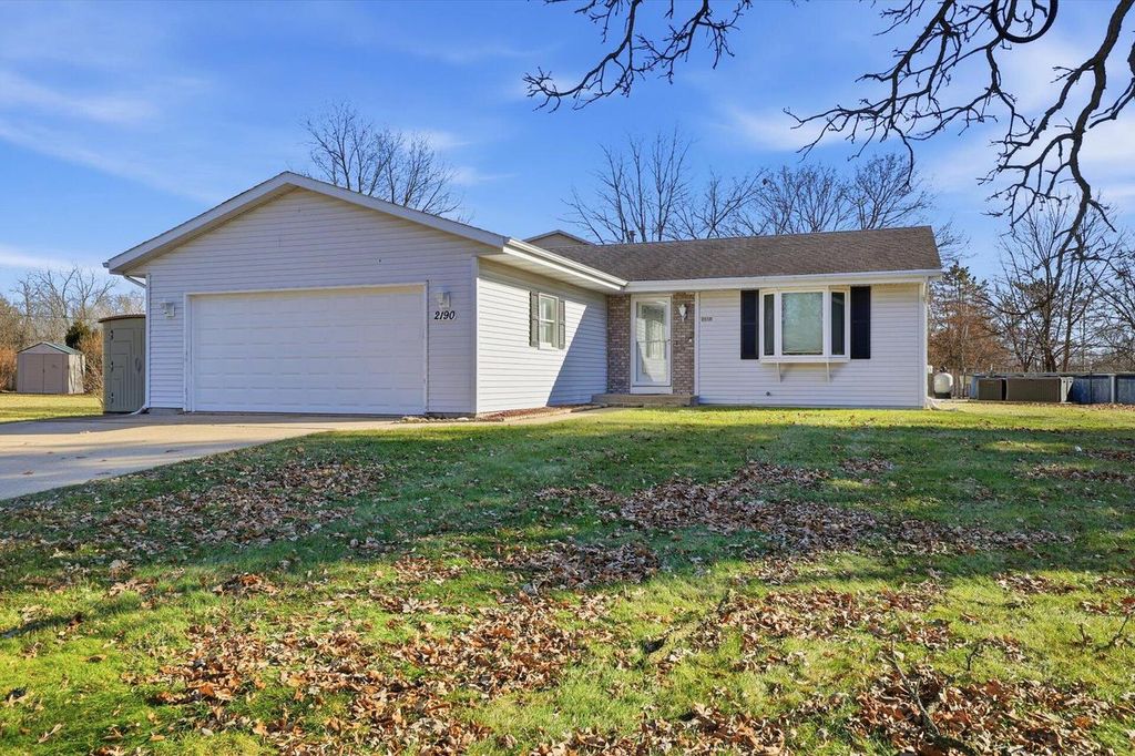 2190 North Shore DRIVE, East Troy, WI 53120