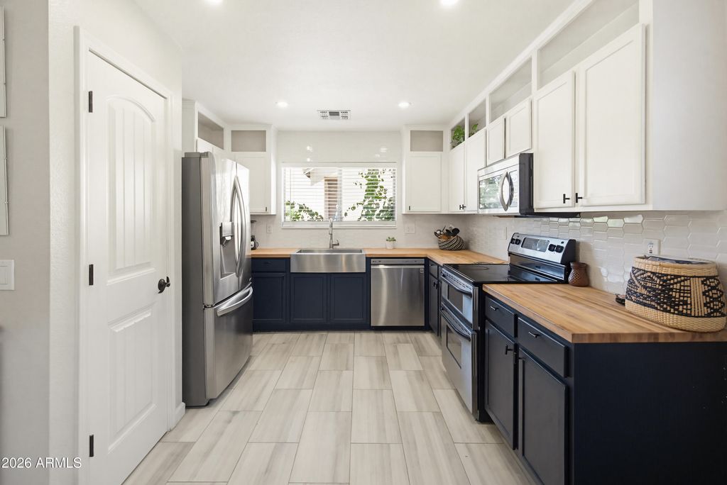 Image 13 of property listing at 18611 N 22ND Street 5, Phoenix, AZ 85024