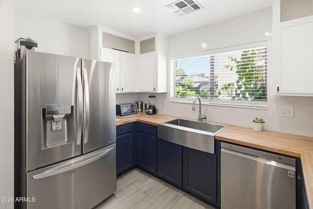 Image 15 of property listing at 18611 N 22ND Street 5, Phoenix, AZ 85024
