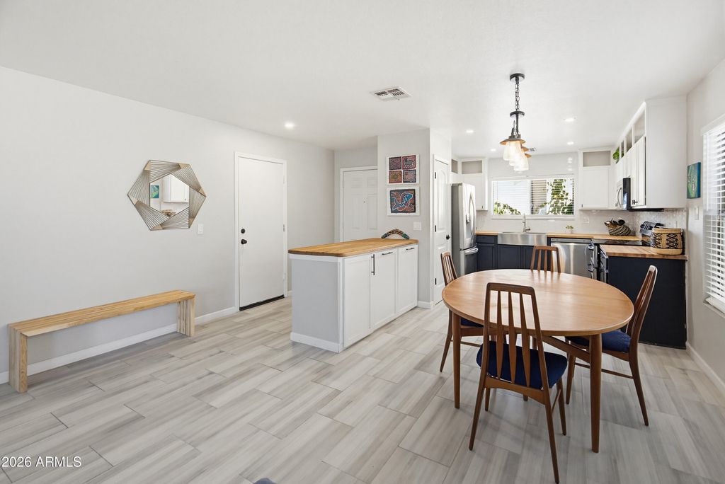 Image 5 of property listing at 18611 N 22ND Street 5, Phoenix, AZ 85024