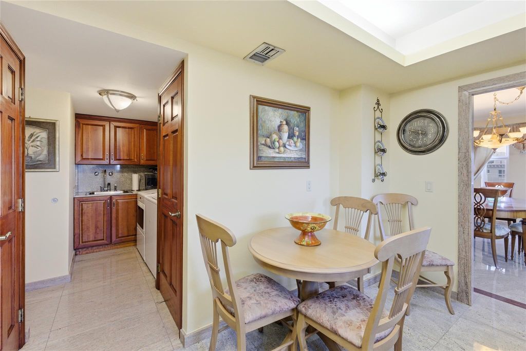 Image 15 of property listing at 3475 S Ocean Boulevard 4010, Palm Beach, FL 33480