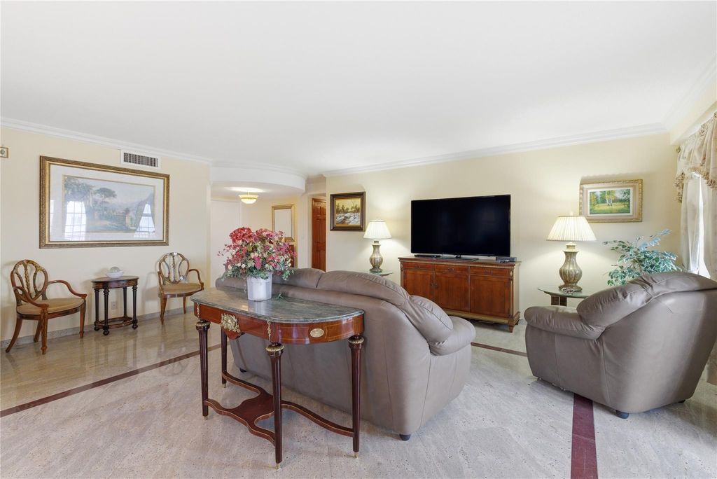 Image 6 of property listing at 3475 S Ocean Boulevard 4010, Palm Beach, FL 33480