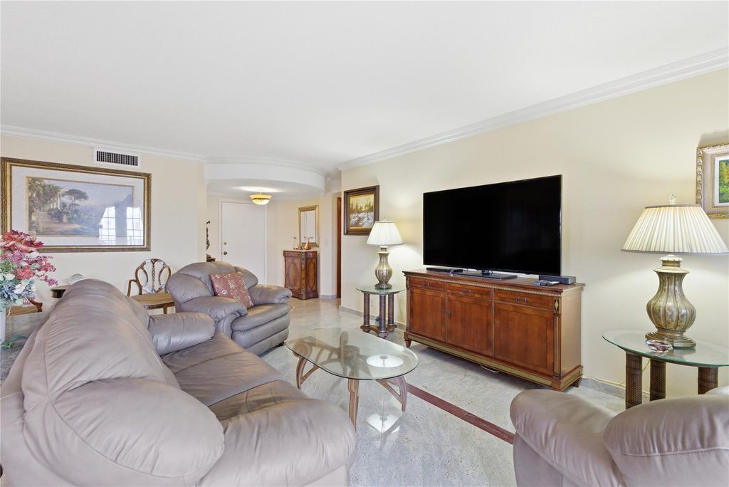 Image 7 of property listing at 3475 S Ocean Boulevard 4010, Palm Beach, FL 33480