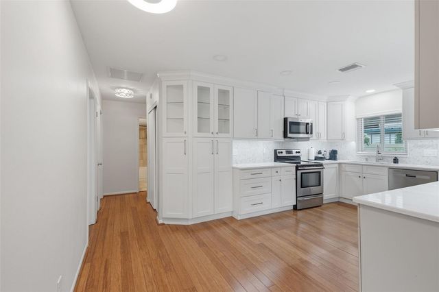 205 SE MONROE CIRCLE N, St Petersburg, FL 33703