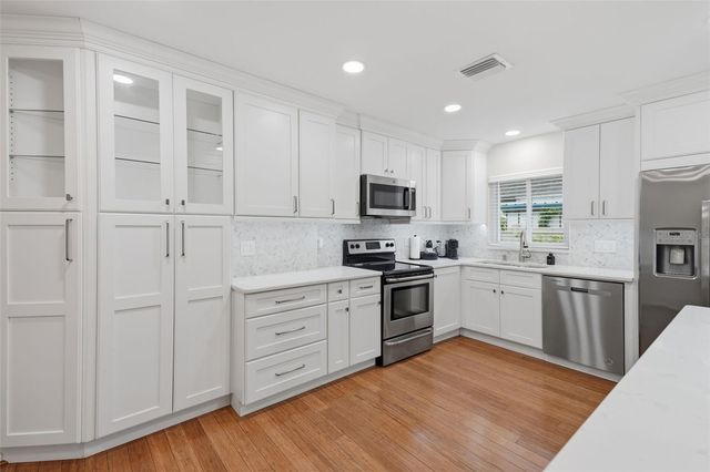 205 SE MONROE CIRCLE N, St Petersburg, FL 33703