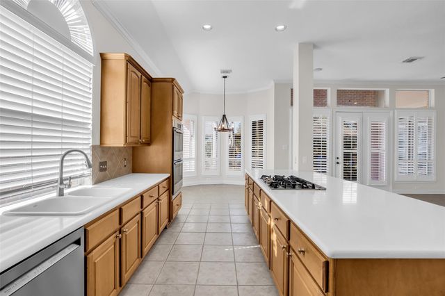 27 Rockledge Drive, The Woodlands, TX 77382